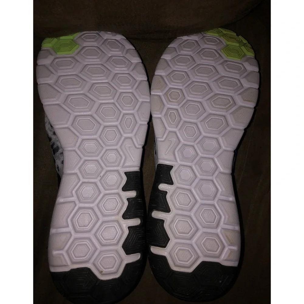 Tennis shoes - Picture 4 of 5